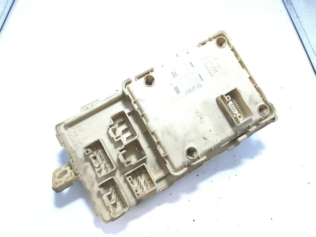 Toyota Avensis T250 2008 Fuse module 82641CA010F 